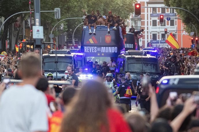 Cientos de personas reciben a los jugadores durante la rúa de celebración de la Selección Española por el triunfo en el Mundial 2026, a 20 de julio de 2026, en Madrid (España). El combinado español se convirtió ayer en campeón del Mundial 2026 de fútbol, 