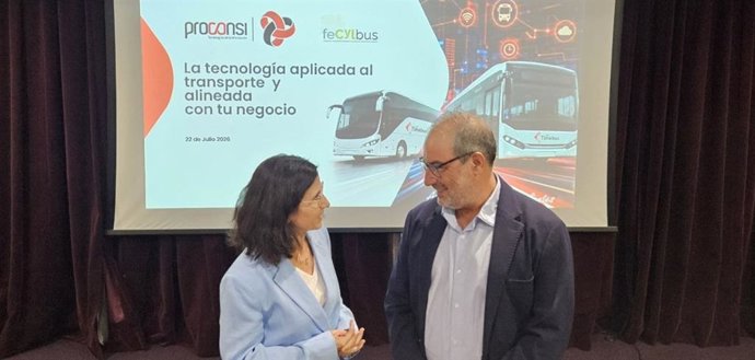 El presidente de la Federación Empresarial Castellano y Leonesa de Transporte en Autobús (Fecylbus), Fernando García, junto a la consejera de Movilidad, Transformación Digital e Inteligencia Artificial, Cristina Sanchidrián