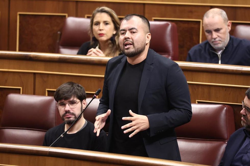 Archivo - El diputado de Sumar, Nahuel González, durante una sesión de control, en el Congreso de los Diputados, a 29 de octubre de 2025, en Madrid (España).