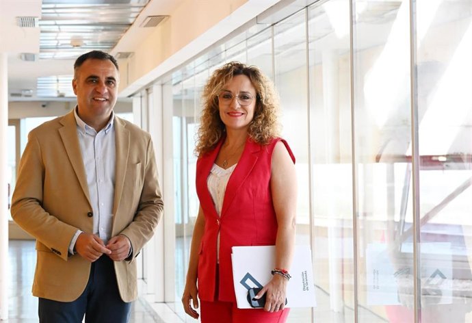 El presidente de la Diputación de Granada, Francis Rodríguez, y la diputada de Turismo, Marta Nievas.