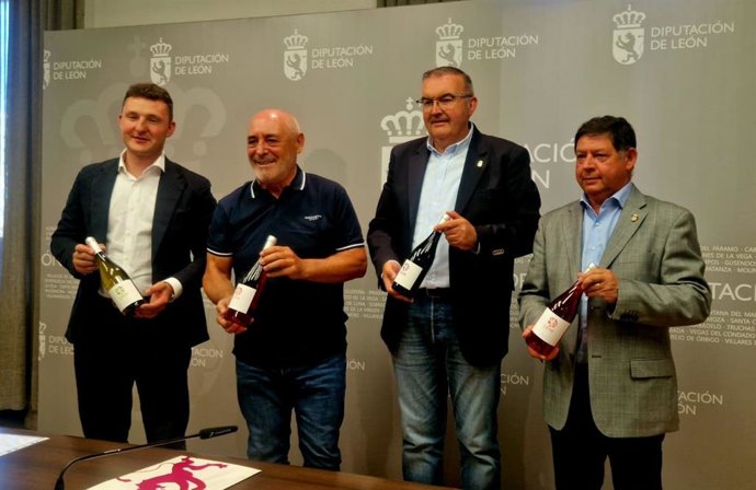El presidente de la DO León, Rafael Blanco (centro izquierda), junto al vicepresidente de la Diputación de León, Roberto Aller (a su derecha) y representantes del Ayuntamiento de Valencia de Don Juan en la presentación de la Feria del Vino.