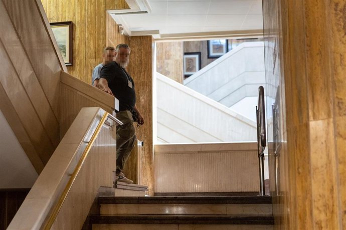 Dos agentes salen del Ayuntamiento de Soria, a 23 de junio de 2026, en Soria, Castilla y León (España). Agentes de Policía Judicial de la Guardia Civil realizan desde primera hora de esta mañana un registro en dependencias del Ayuntamiento de Soria, en el