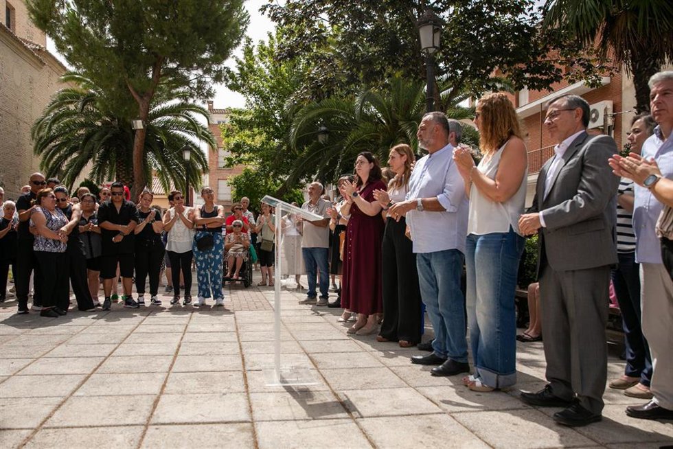Alameda de la Sagra guarda un minuto de silencio por el asesinato de Rosana a manos de su pareja este martes