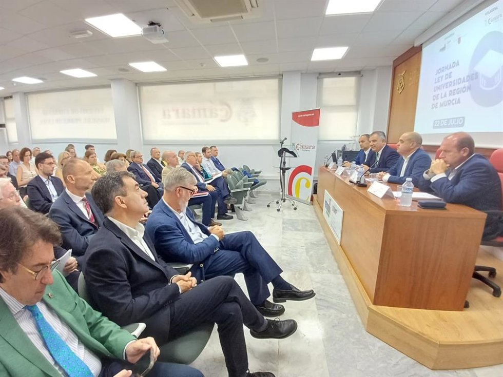 El conselleiro de Educación, Ciencia, Universidades e FP, Román Rodríguez, en una jornada organizada por la Universidad Internacional Menéndez Pelayo en la Región de Murcia