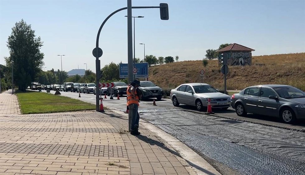 Retenciones en la calle Manuel Jiménez Alfaro de Valladolid, con obras de asfaltado.