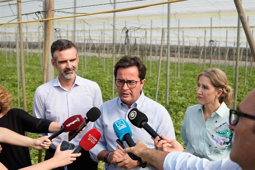 Archivo - El alcalde y presidente del PP de El Ejido, Francisco Góngora, atiende a los medios antes de visitar una explotación agrícola en El Ejido (Almería). (Foto de archivo).