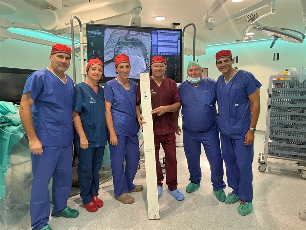 El equipo del Hospital Quirónsalud Sagrado Corazón de Sevilla tras la implantación de una endoprótesis en el quirofano hibrido del centro.