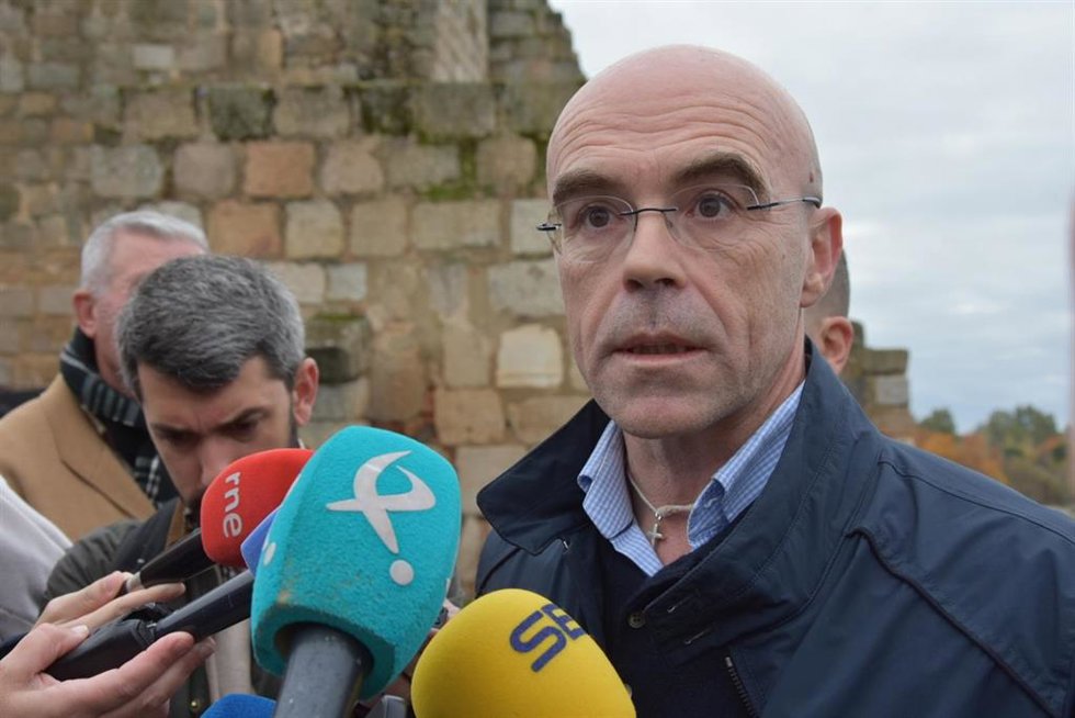 Archivo - El jefe de la delegación de Vox en el Parlamento Europeo, Jorge Buxadé, atiende a los medios en el Puente Romano de Mérida