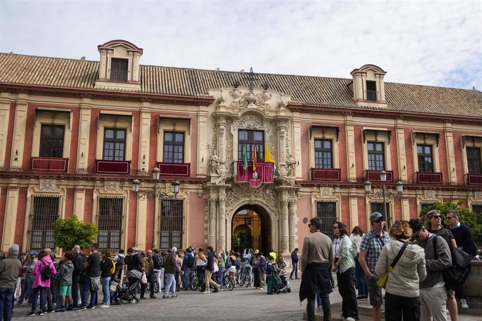 Archivo - Imágenes del Palacio Arzobispal, con las banderas a media asta en señal de luto, por la muerte del Papa Francisco