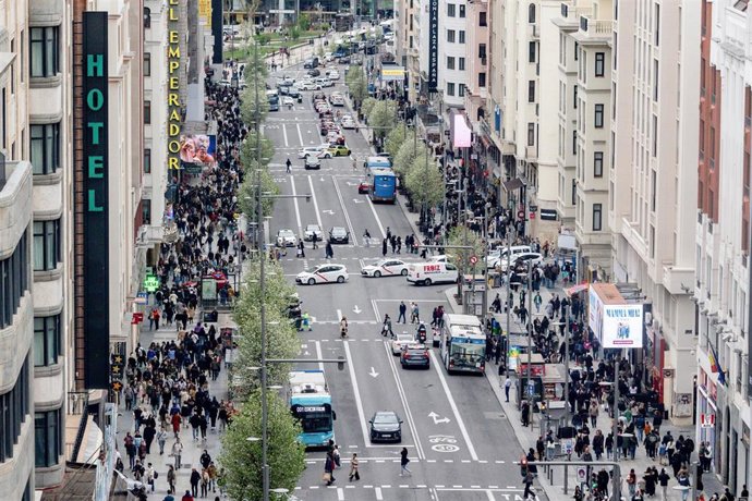 Archivo - La calle Gran Vía, a 6 de abril de 2025, en Madrid (España).