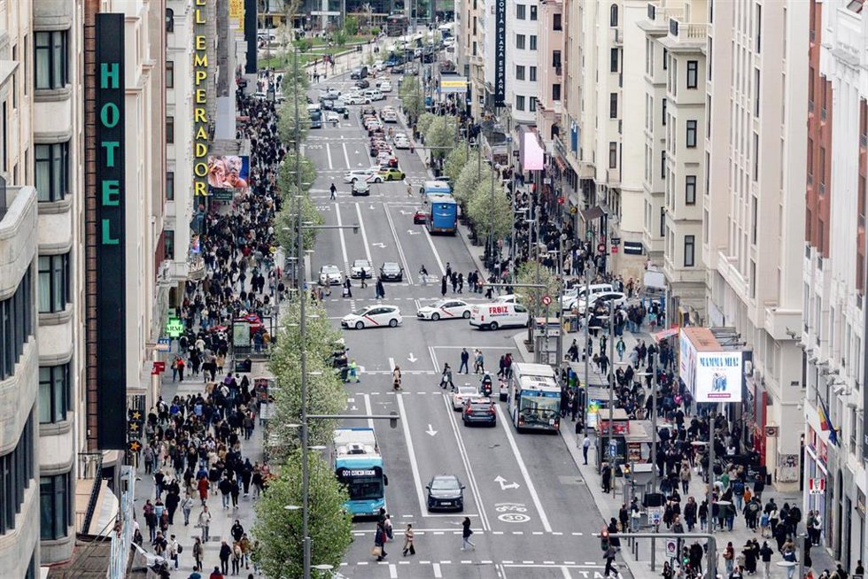 Archivo - La calle Gran Vía, a 6 de abril de 2025, en Madrid (España).