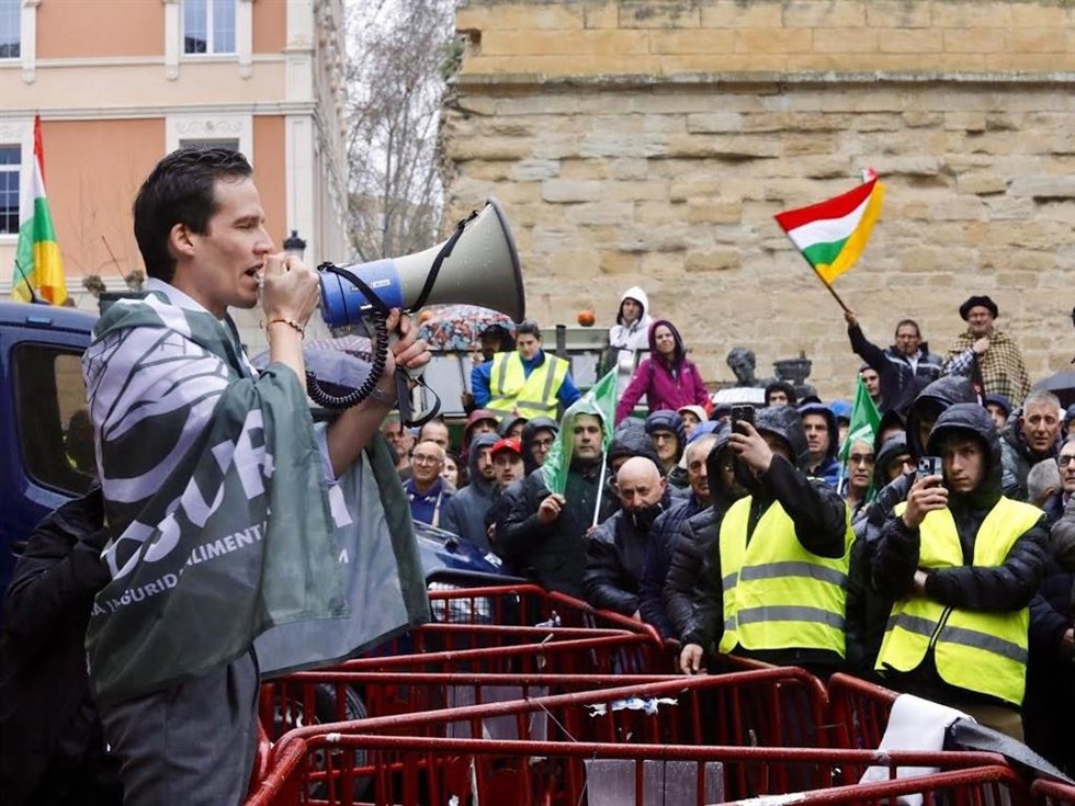 Vox acusa al PSOE y al PP de "arruinar al sector primario" y exige reformular todas las políticas agrarias