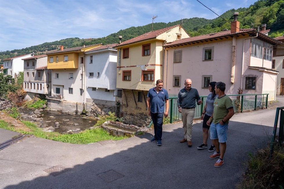 El diputado de Vox, Gonzalo Centeno, junto al concejal Antonio del Peño, visitan el río Negro, en Aller.