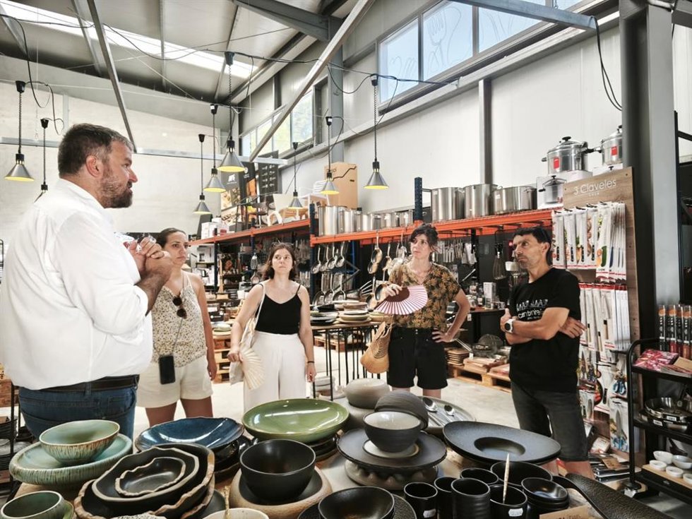 El coordinador de MÉS per Mallorca, Lluís Apesteguia, visita un comercio de Sóller.