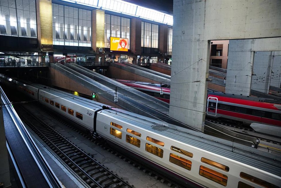 Archivo - Trenes estacionados en vías de la terminal Sevilla Santa en foto de archivo