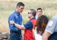 Pedro Sánchez conoce en Tamajón el pulso de un incendio que mantiene en vilo a la Sierra Norte