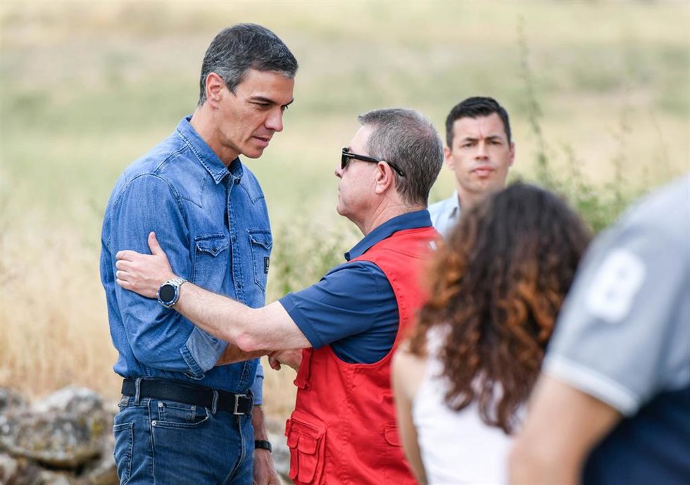 El presidente del Gobierno, Pedro Sánchez (i), y el presidente de Castilla-La Mancha, Emiliano García-Page (d), durante una visita al Puesto de Mando Avanzado por el incendio de La Mierla, a 22 de julio de 2026, en Tamajón, Guadalajara, Castilla-La Mancha