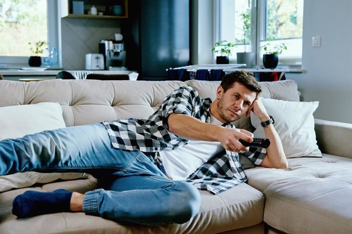 Archivo - Arquivo - Sedentarismo, homem assistindo televisão