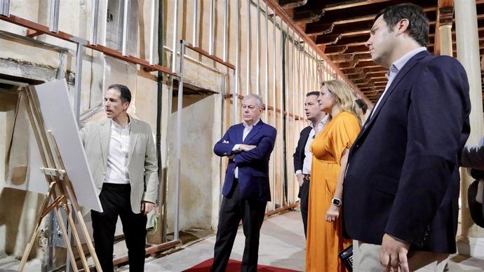 El alcalde de Sevilla, José Luis Sanz, en una visita al Monasterio de San Clemente, donde se ubicará el Museo de la Hispanidad