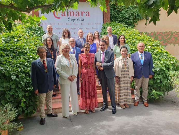 La presidenta de la Cámara, María José Tapia, y el consejero de Industria y Comercio, Suárez Quiñones (en el centro), con el nuevo comité ejecutivo de la entidad cameral.