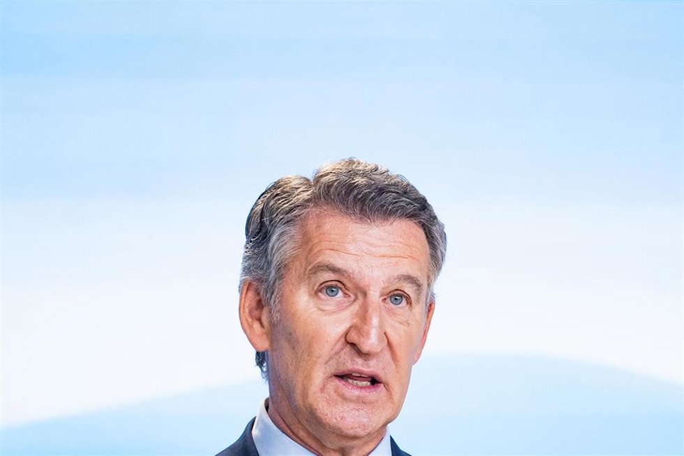 El presidente del Partido Popular, Alberto Núñez Feijóo, comparece ante los medios para hacer balance del curso político, en la sede nacional del PP, a 22 de julio de 2026, en Madrid (España).