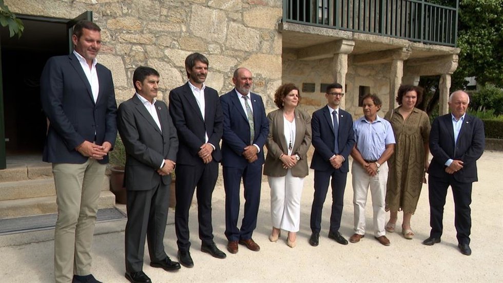 Archivo - El conselleiro de Cultura, José López Campos; el delegado del Gobierno, Pedro Blanco; el ministro de Cultura, Ernest Urtasun, y el presidente de la Fundación Rosalía de Castro, Anxo Angueira, entre otras autoridades, a 17 de julio de 2025.