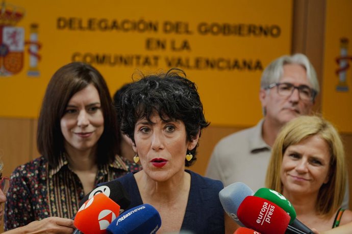 La ministra d'Inclusió, Elma Saiz, durant la trobada amb els mitjans de comunicació després de la seua reunió amb agents socials, a 22 de juliol del 2026, a València (Comunitat Valenciana, Espanya). 