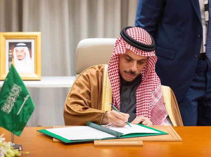 Archivo - Arquivo - 19 de março de 2026, Arábia Saudita: O ministro das Relações Exteriores da Arábia Saudita, Faisal bin Farhan, e seu homólogo egípcio, Badr Abdel-Aty, assinaram um acordo de isenção mútua para titulares de passaportes diplomáticos e esp