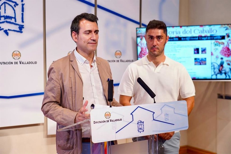 El vicepresidente segundo y alcalde de Medina de Rioseco, David Esteban, acompañado del Presidente del Club Caballista Hermanos Peralta, Félix Contreras