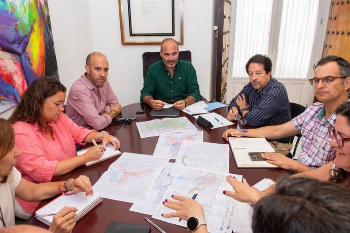 El diputado provincial de Asistencia a Municipios, Antonio Aragón, y el alcalde de Grazalema, Carlos García, en la reunión del PBOM.
