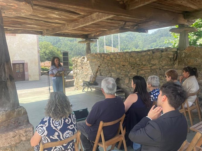 La Directora General de Memoria Democrática, Begoña Collado, interviene en el acto de entrega de dos 'stolpersteine' en Candamo.