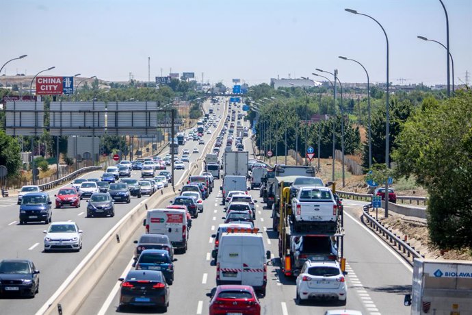 Archivo - Un gran número de vehículos circula por la Autovía del Sur, a su paso por Pinto y Getafe, el día que arranca la operación salida de agosto 2021, a 30 de julio de 2021, en Madrid, (España). La operación salida 2021, que comienza este viernes 30 d
