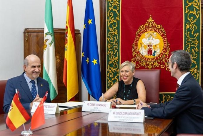 La rectora de la Universidad de Sevilla, Carmen Vargas; el vicerrector de Internacionalización, Julián Martínez y el director del Instituto Confucio, Gonzalo Miranda, acuden a la firma del acuerdo de cooperación con instituciones educativas chinas