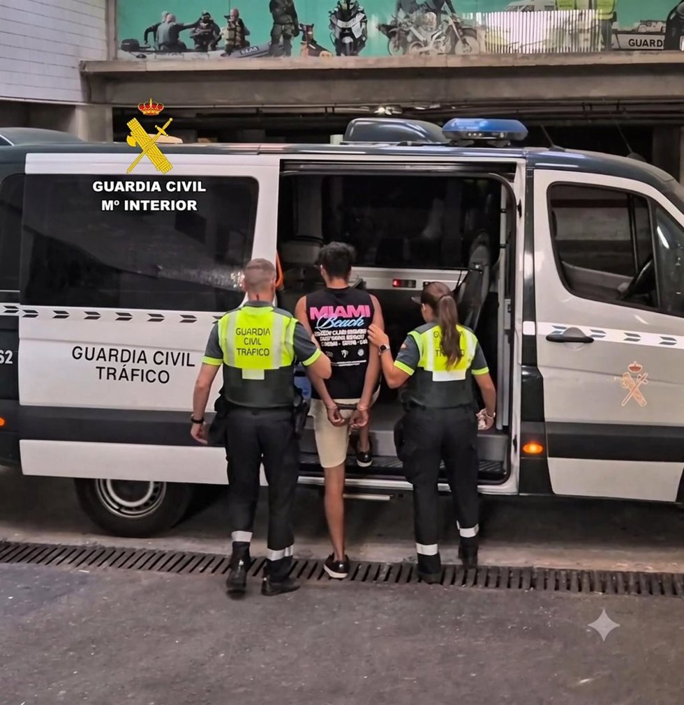 El acusado, de espaldas, entra en un furgón de la Guardia Civil escoltado por dos agentes.