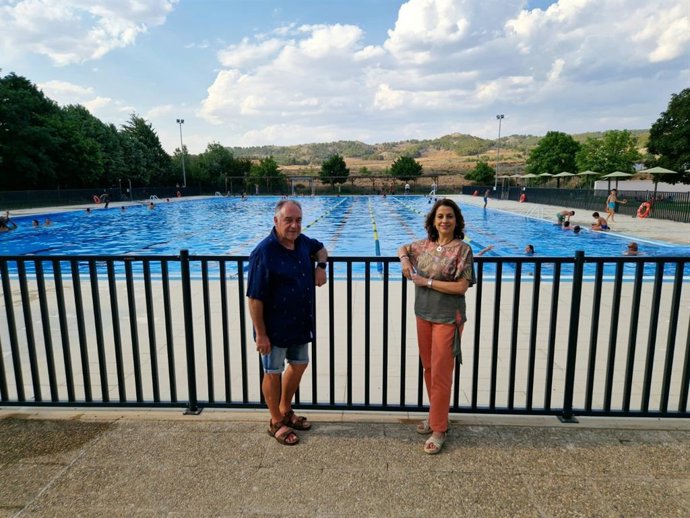 La alcaldesa de Teruel, Emma Buj, y el concejal de Deportes, Jesús Artigot, visitan la piscina de Los Planos.