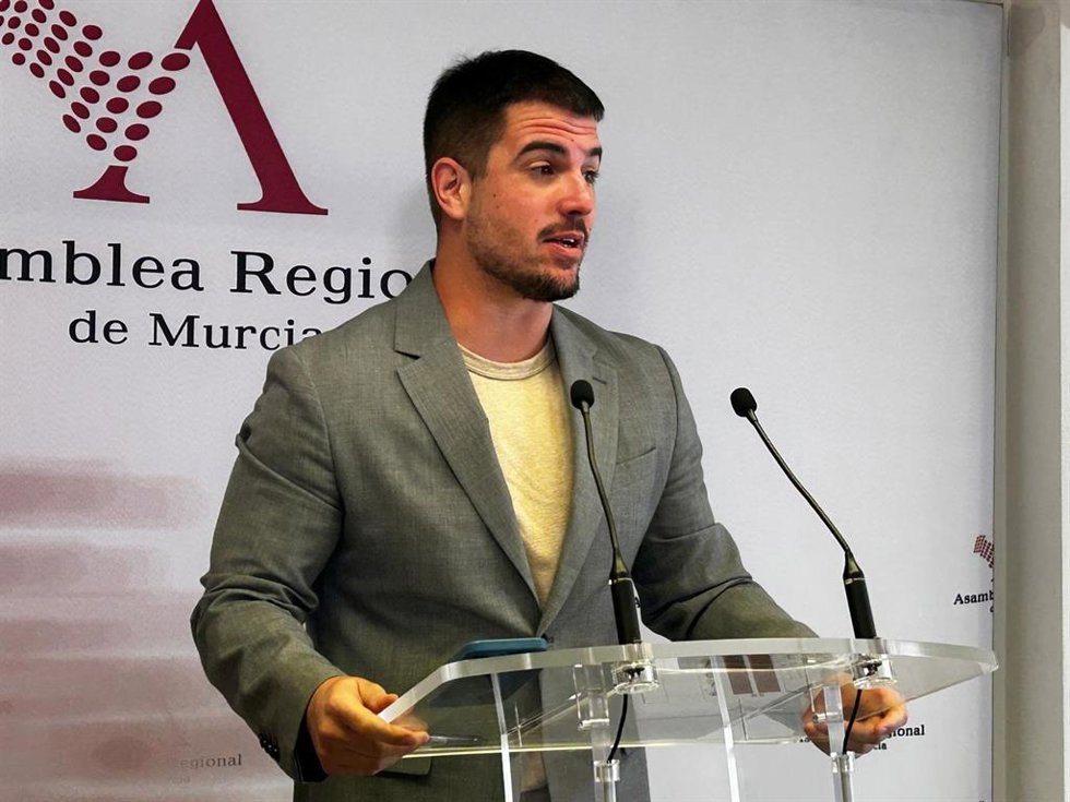 El  diputado regional del PSOE,  Miguel Ortega, tras la Diputación Permanente en la que se ha convalidado el Decreto-Ley de Vivienda Asequible de la Región de Murcia