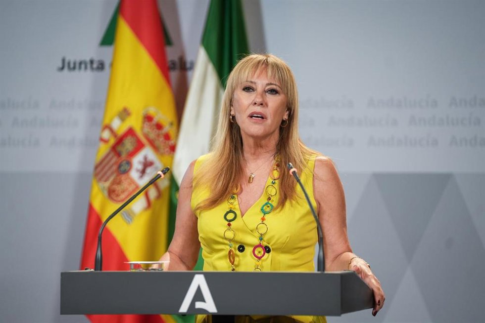 La vicepresidenta tercera y consejera de Economía, Hacienda y Fondos Europeos, y portavoz del Gobierno andaluz, Carolina España, interviene en la rueda de prensa posterior a la reunión semanal del Consejo de Gobierno