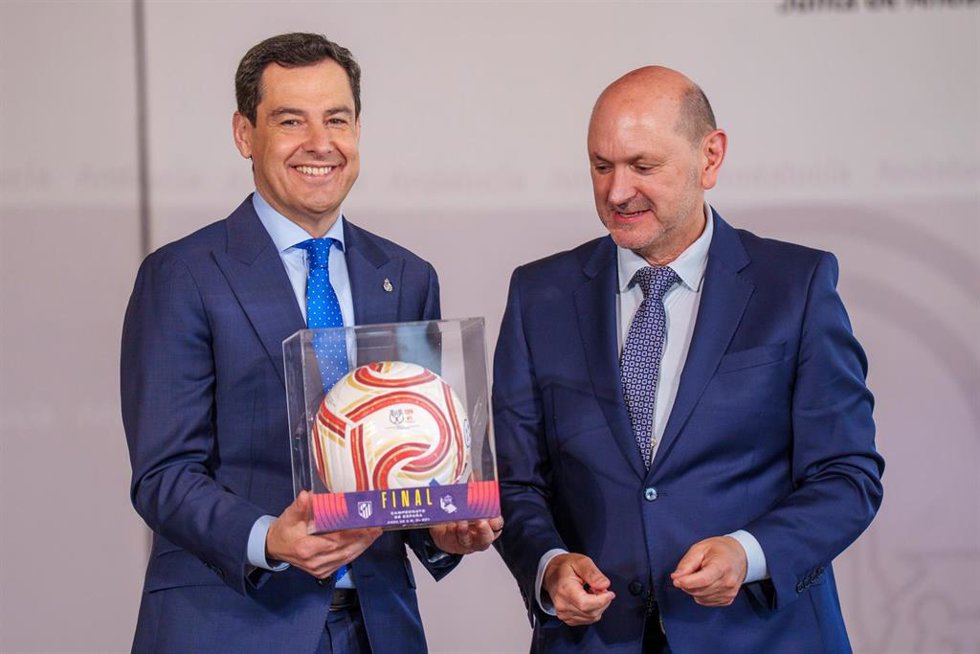 Archivo - El presidente de la Junta de Andalucía, Juanma Moreno, recibe del presidente de la Real Federación Española de Fútbol, Rafael Louzán, el balón oficial de la Copa del Rey de Fútbol, como imagen de recurso.