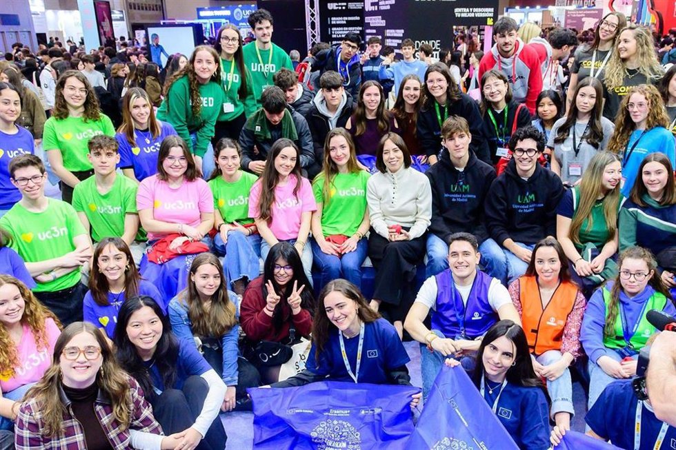 La ministra Diana Morant con alumnos