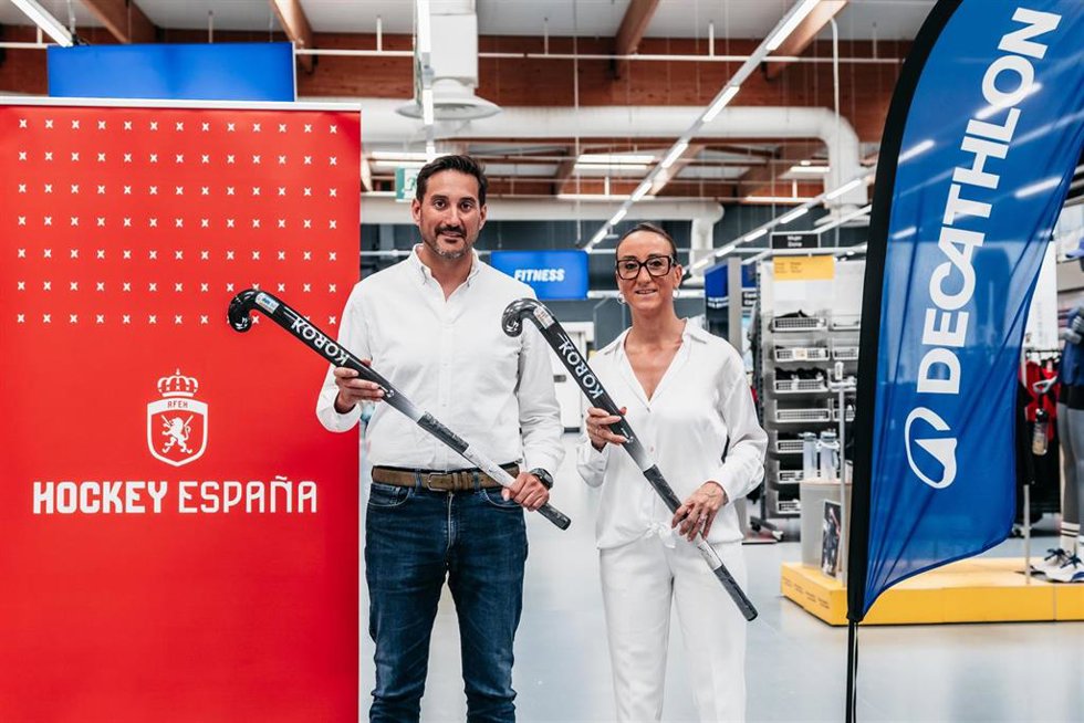 Decathlon y Hockey España firman un acuerdo por la inclusión laboral de personas con discapacidad.