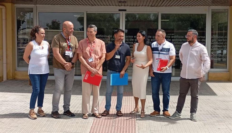 Representantes de Podemos Andalucía, la Asociación de Profesionales de Mantenimiento del Servicio Andaluz de Salud y el sindicato CCOO ante la situación que sufren los técnicos especializados de mantenimiento del SAS.