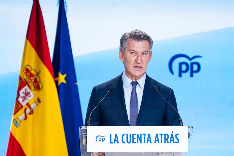 El presidente del Partido Popular, Alberto Núñez Feijóo, comparece ante los medios para hacer balance del curso político, en la sede nacional del PP, a 22 de julio de 2026, en Madrid (España). 