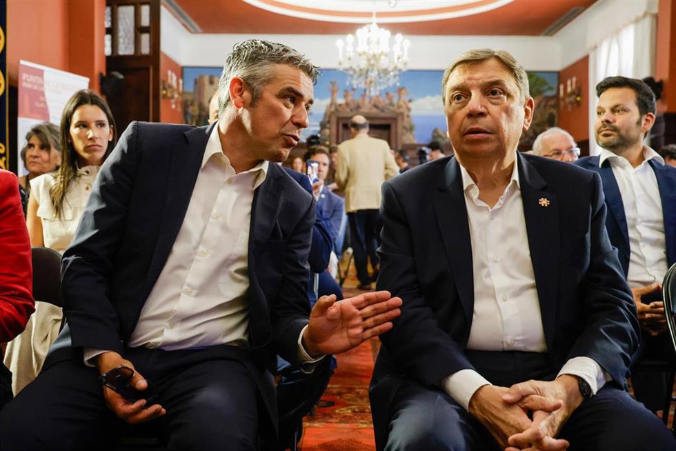 El consejero de Agricultura, Ganadería, Pesca y Soberanía Alimentaria del Gobierno de Canarias, Narvay Quintero, y el ministro de Agricultura, Pesca y Alimentación, Luis Planas, durante la celebración del acto institucional de clausura de los eventos de c