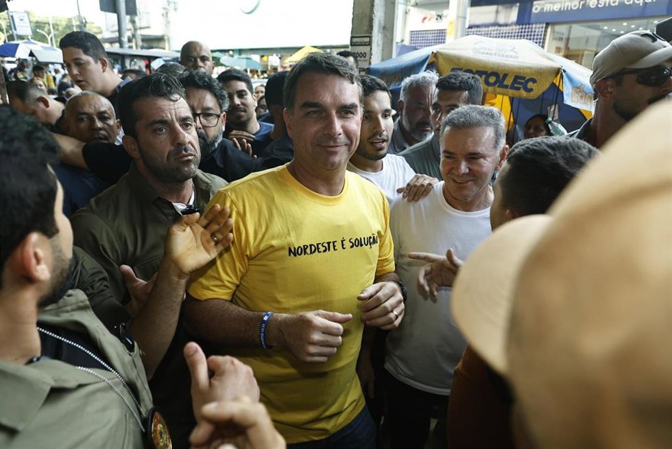 Flávio Bolsonaro.