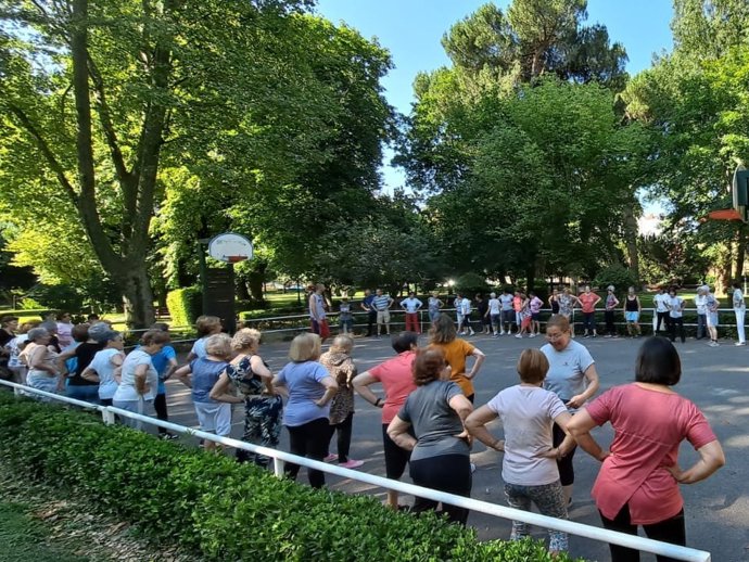 Uno de los grupos del programa 'Actívate en los parques' del Ayuntamiento de León, en el que los mayores realizan actividad física moderada.