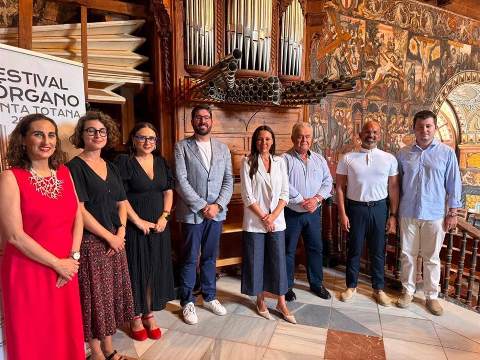 La consejera de Turismo, Cultura y Deportes, Carmen Conesa, y el alcalde de Totana, Juan Pagán, posan junto al director del festival, Antonio Cánovas
