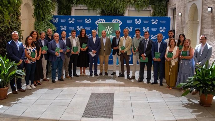 Entrega de un libro conmemorativo que recopila de forma íntegra las 1.687 muestras de afecto y condolencias a las víctimas de Adamuz.