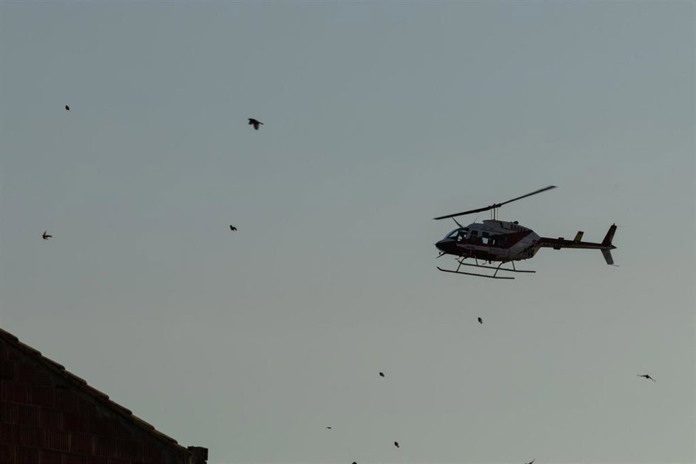 Un helicóptero trabaja en el incendio de Soneja, a 5 de julio de 2026, en Soneja, Castellón, Comunidad Valenciana (España). 