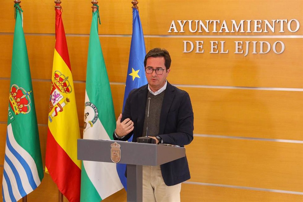 Archivo - El alcalde de El Ejido (Almería), Francisco Góngora, durante una comparecencia ante los medios.