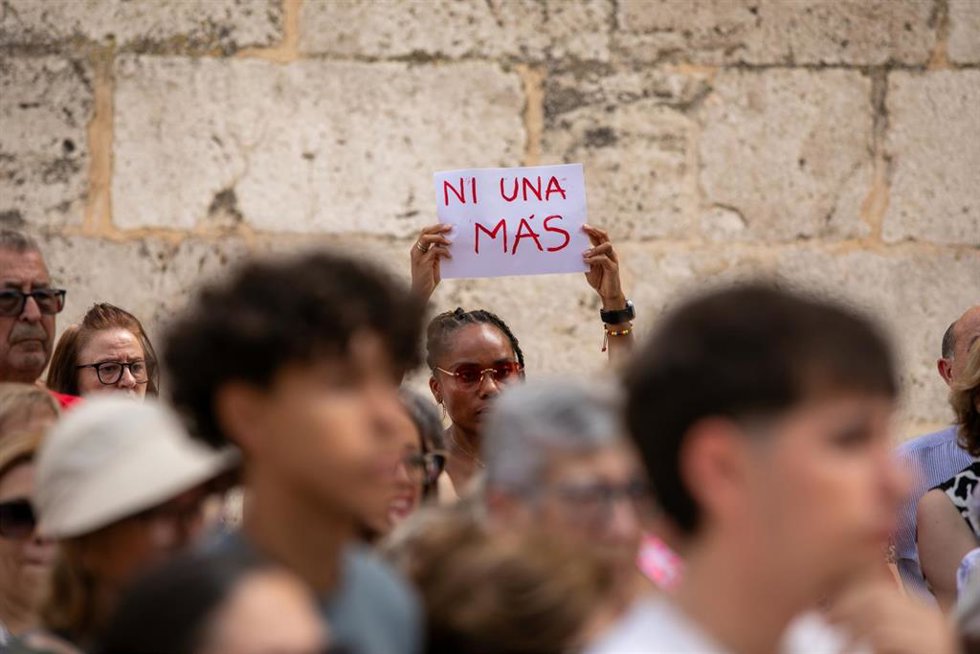 Una pancarta con el lema "Ni una más" durante un minuto de silencio por el asesinato machista en Alameda de la Sagra, a 22 de julio de 2026, en Alameda de la Sagra, Toledo, Castilla-La Mancha (España). Este emotivo e institucional acto de condena, desarro